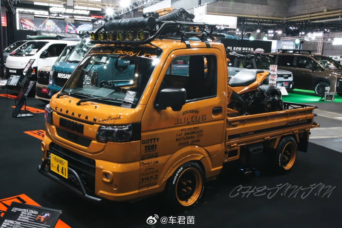 尼桑小汽车NV100。“Charcoal Mini”和“Charcoal Min