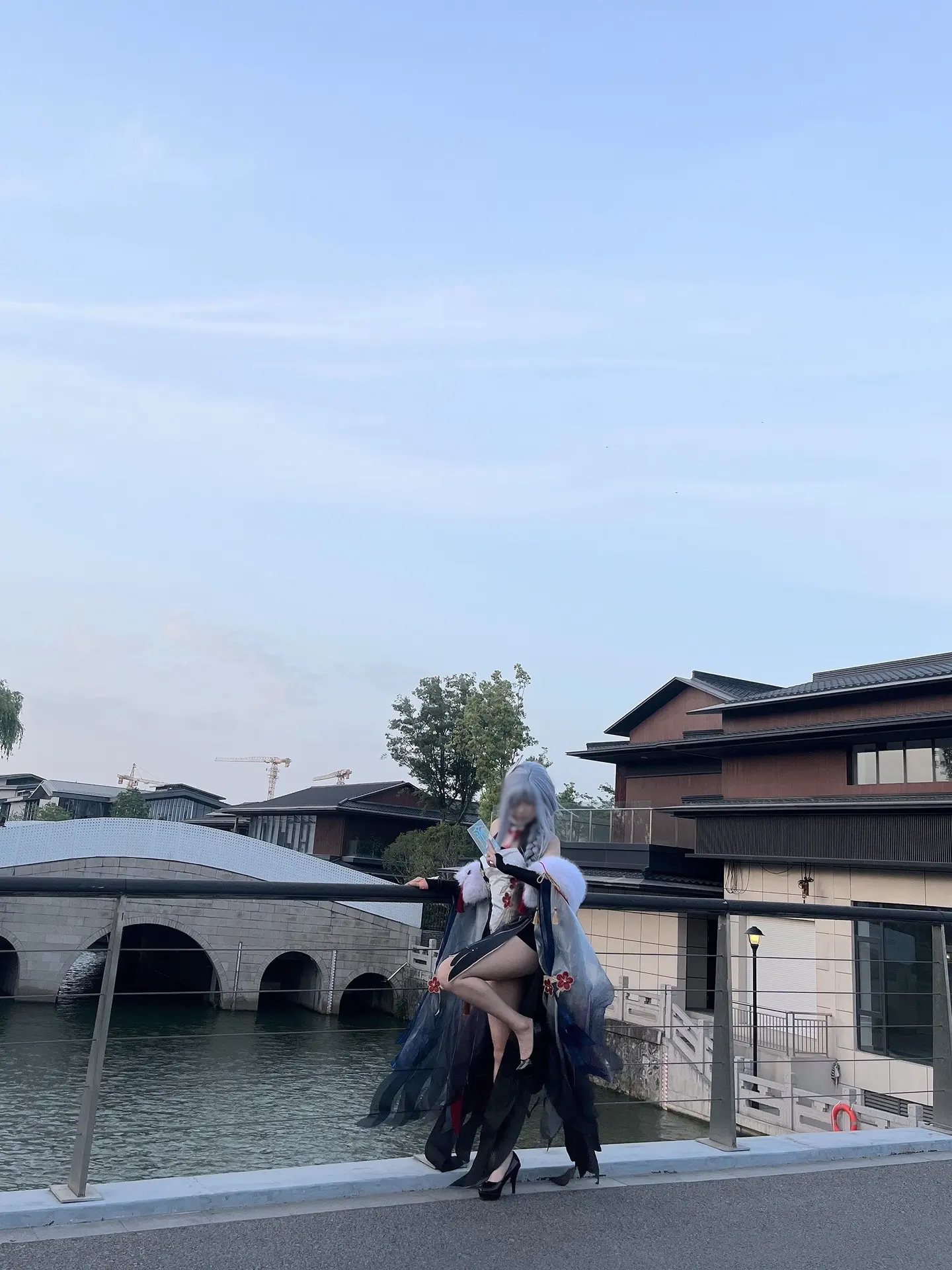 你是喜欢人间的灯火还是山林的月光