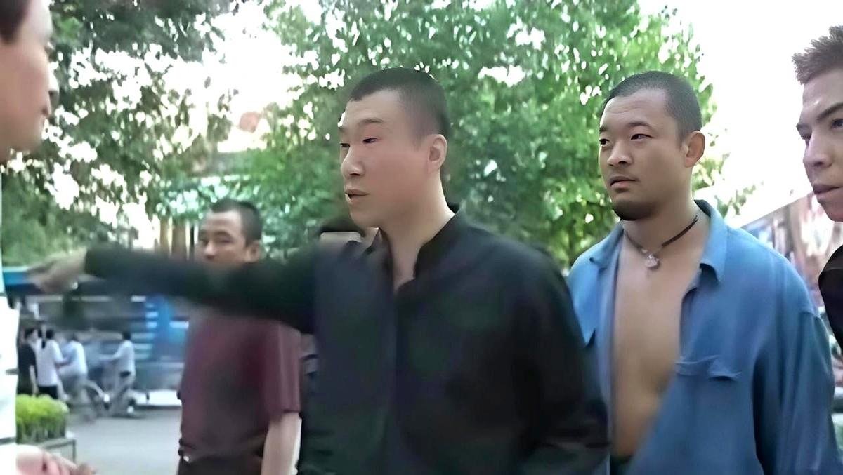 刘华强那句“让丁棍过来试试”，纯属嘴硬。

丁棍原型李建起，干部家庭出身，退伍后