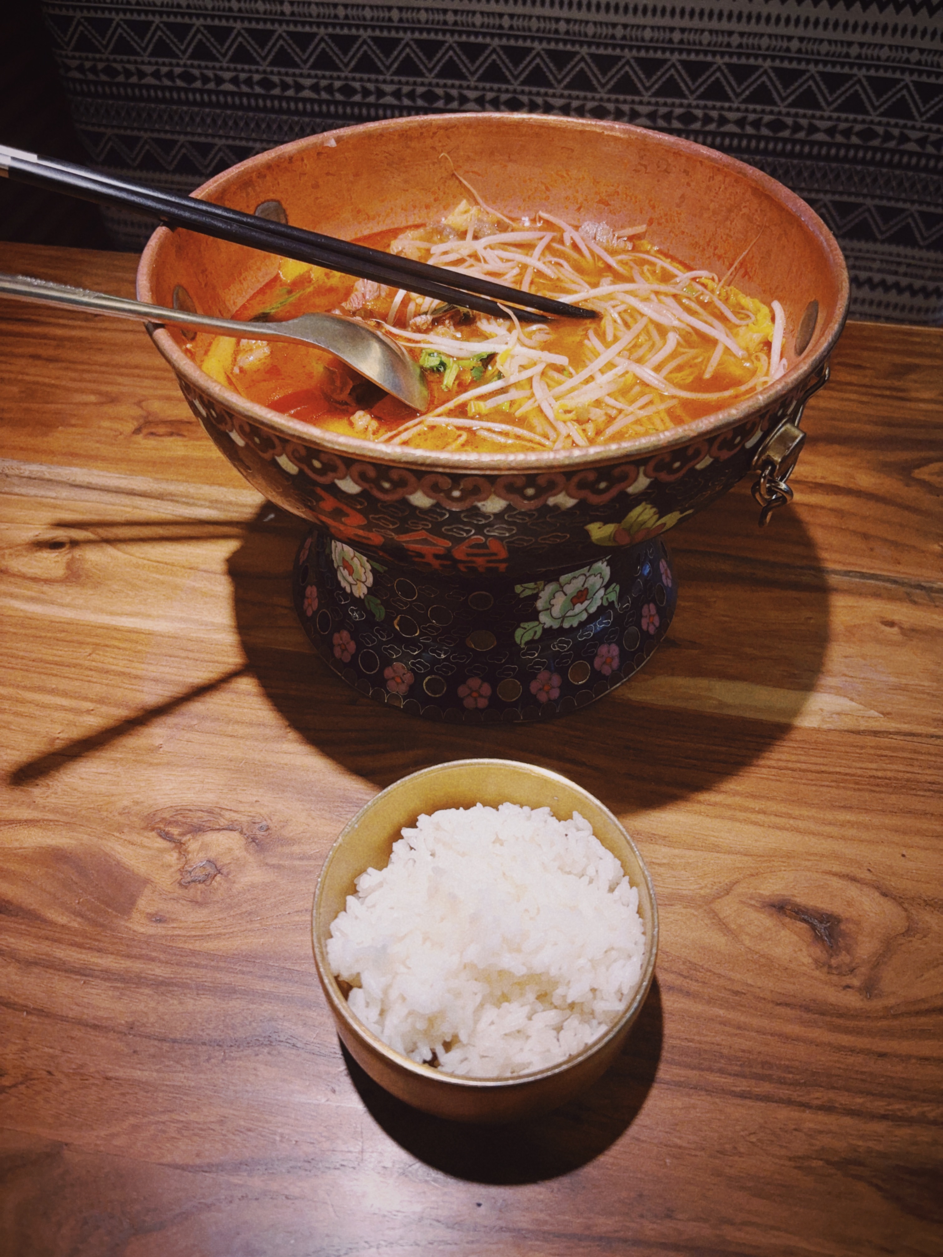 今天探路把我探饿了，下午变冷且下雨，回到市区第一时间干了碗热的！ 