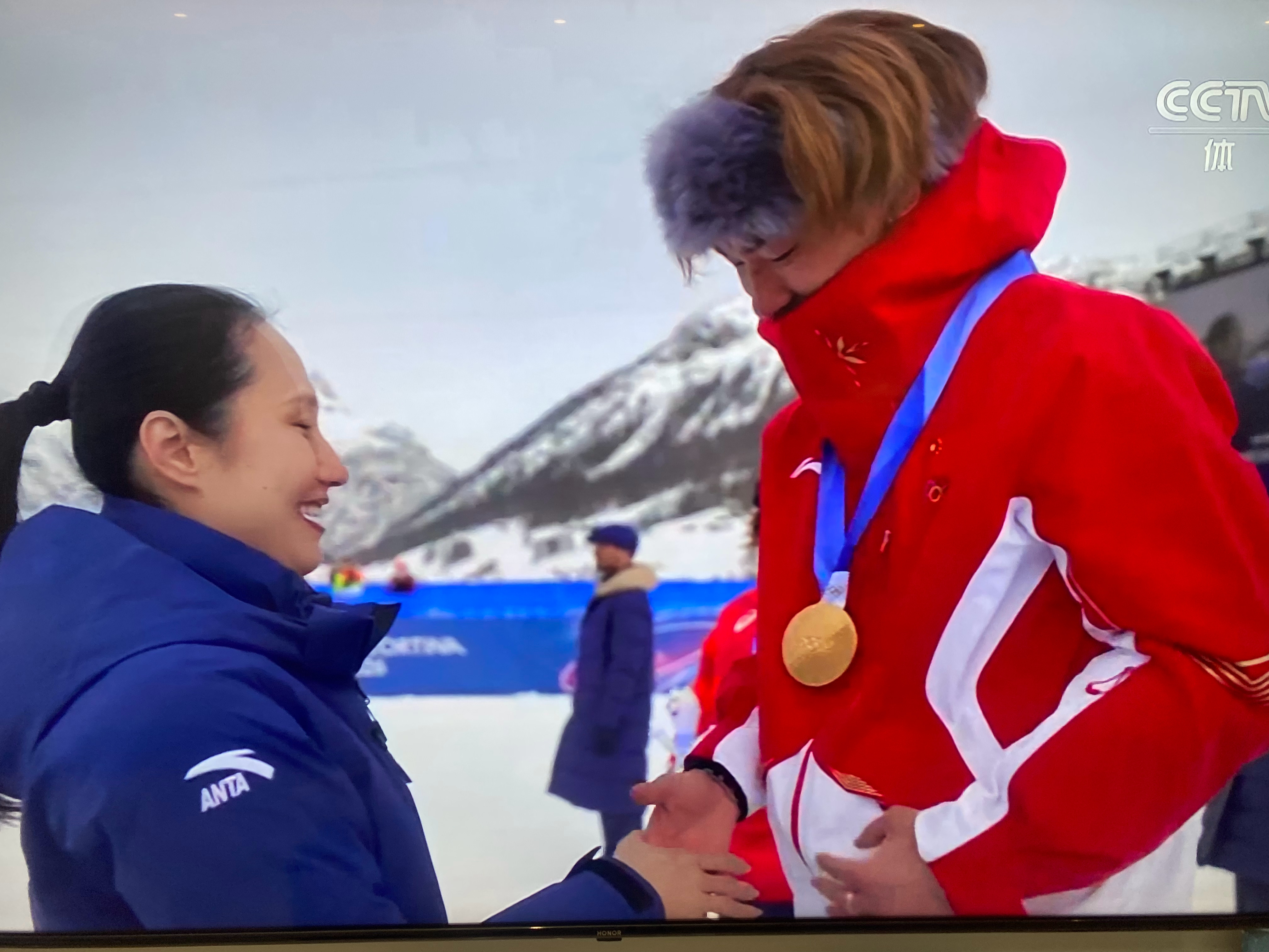 苏翊鸣单板滑雪坡障技巧决赛苏翊鸣颁奖现场｜22岁生日夜，国歌为他奏响颁奖仪式高燃