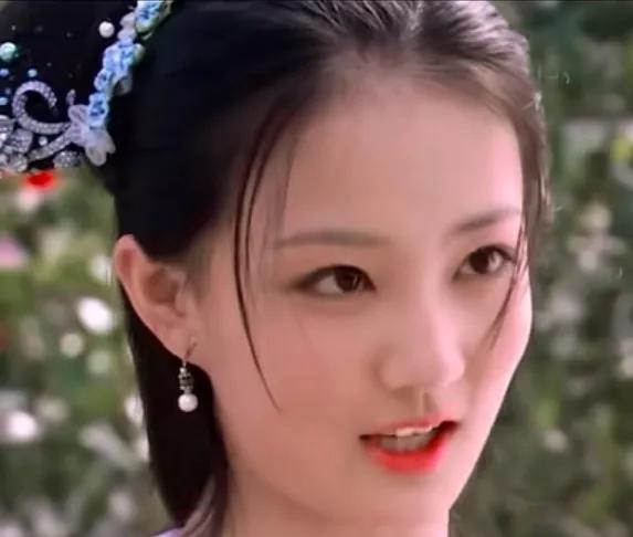  甄玉娆的扮演者徐璐，1994年12月28日出生于内蒙古呼和浩特,身高166，毕