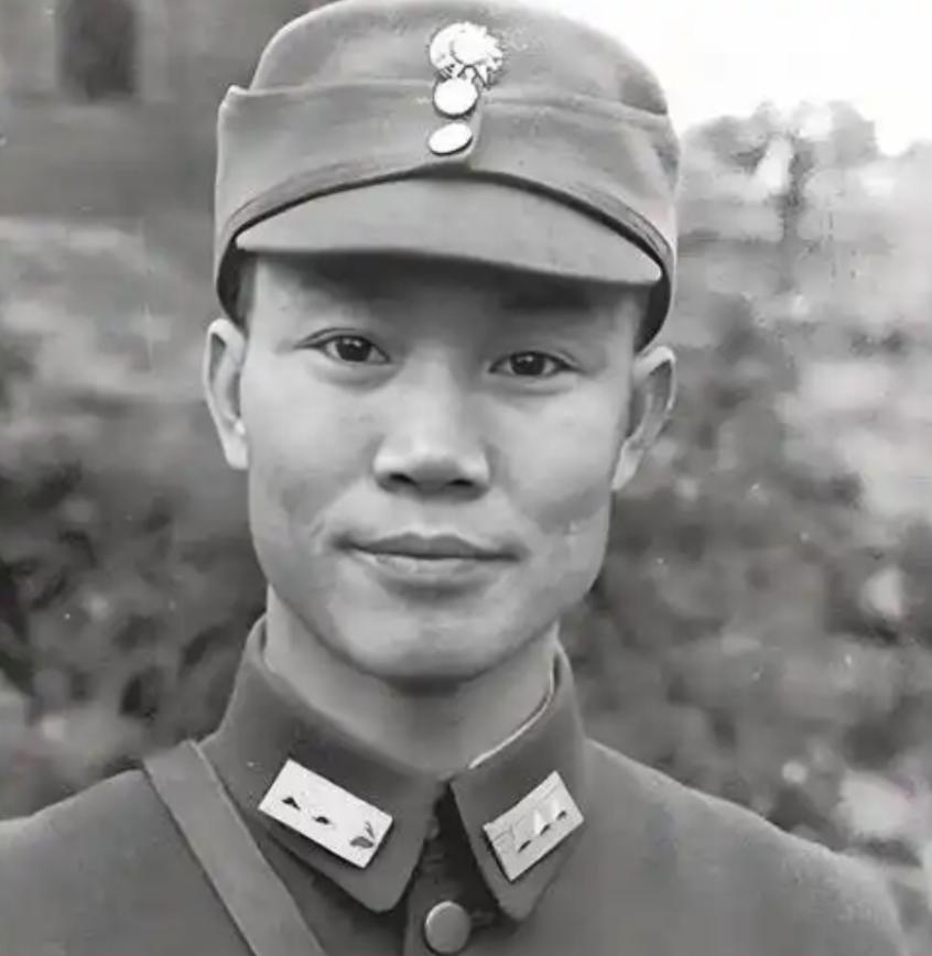 1925年，陈诚回家奔丧。7年不见的妻子，想与他同房。妻子刚到床上，就被他强行推