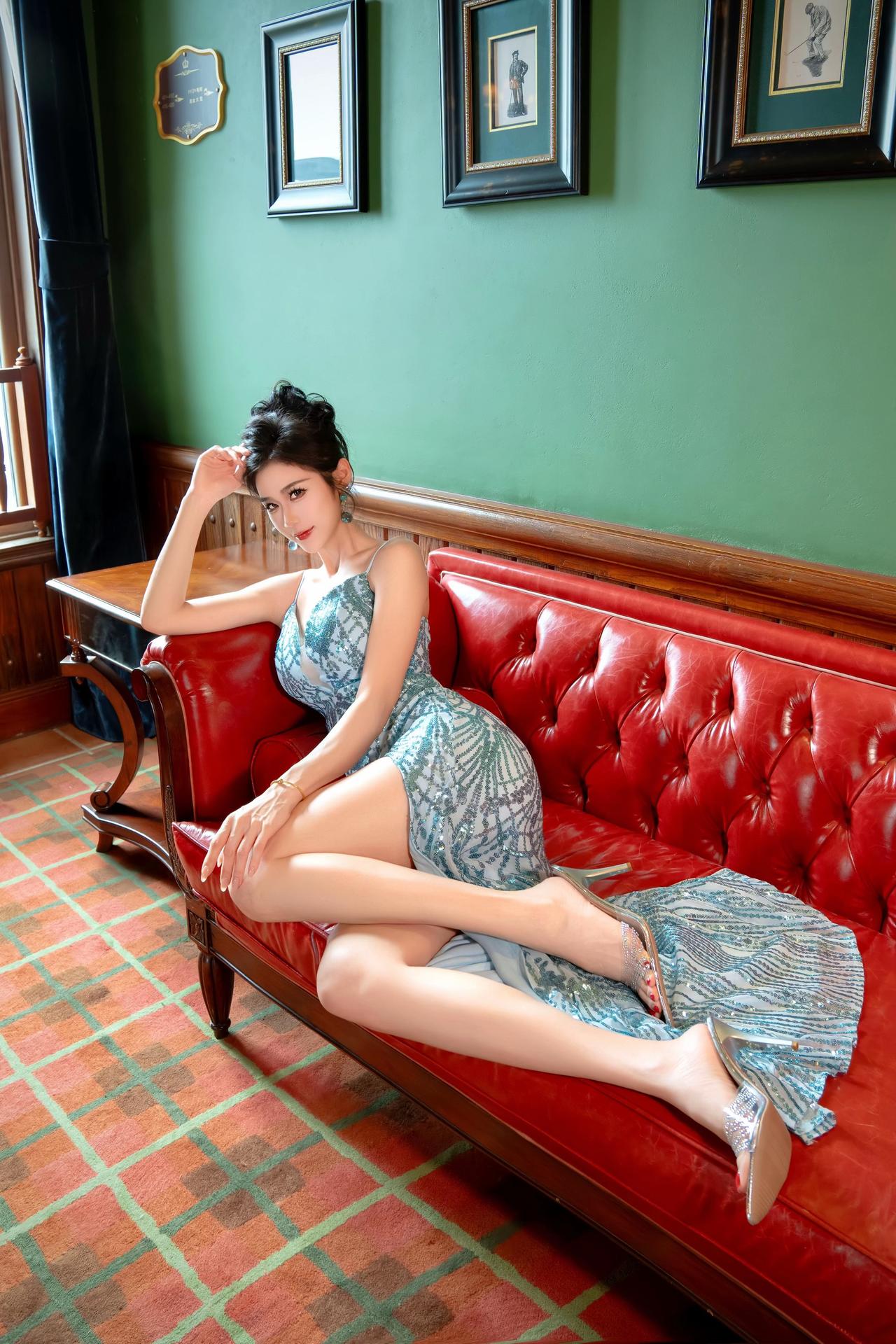 无关风月，独钟自己。摄影师@李俊杰Dicky，出镜@啦不啦多（多啦）  优雅气质