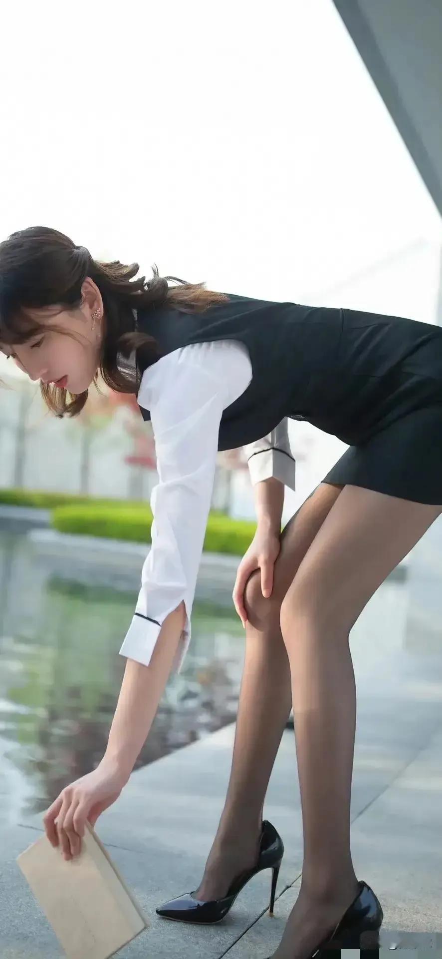 身材超美的美女，职业装，包臀裙，黑丝长腿高跟鞋👠