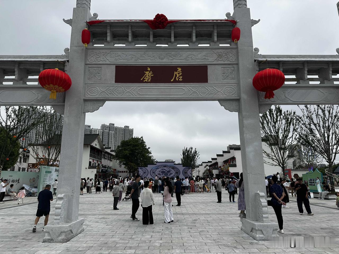磨店老街改造前后对比，的确方方面面改造后不错，不过想想花了好几亿，能不好看吗？至