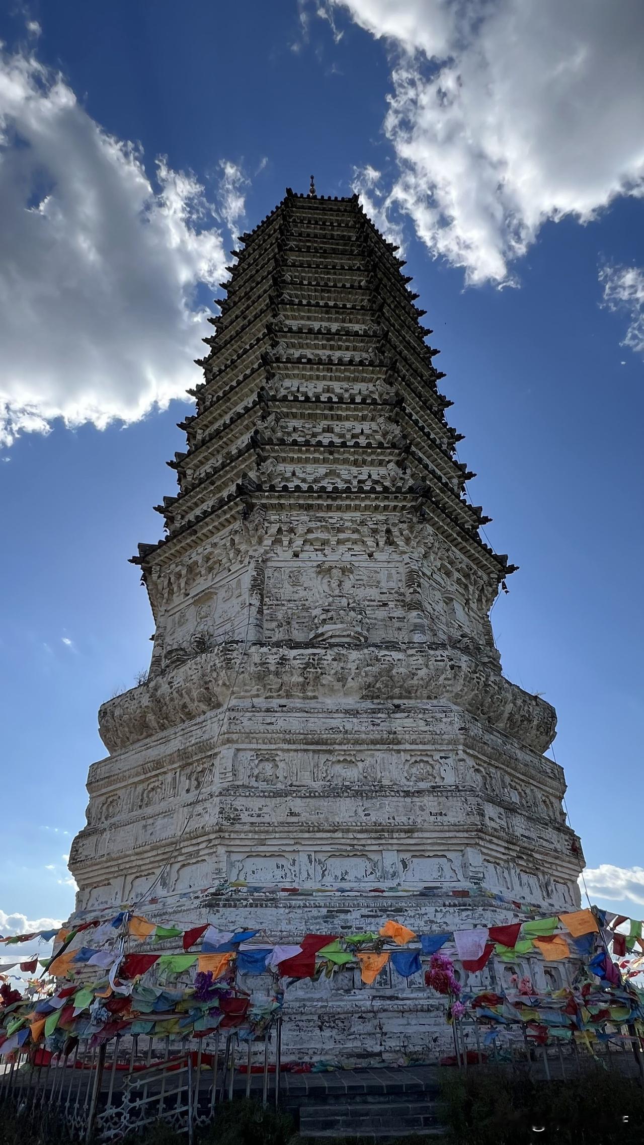 辽宁朝阳八棱观塔，建于辽代早期，因为山下头清代建的八棱观而得名。塔的形制是砖筑八