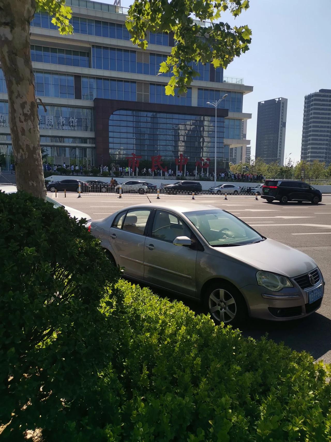 充电在夏日
周末的青岛西海岸图书馆门前，读者们有序进入大厅。