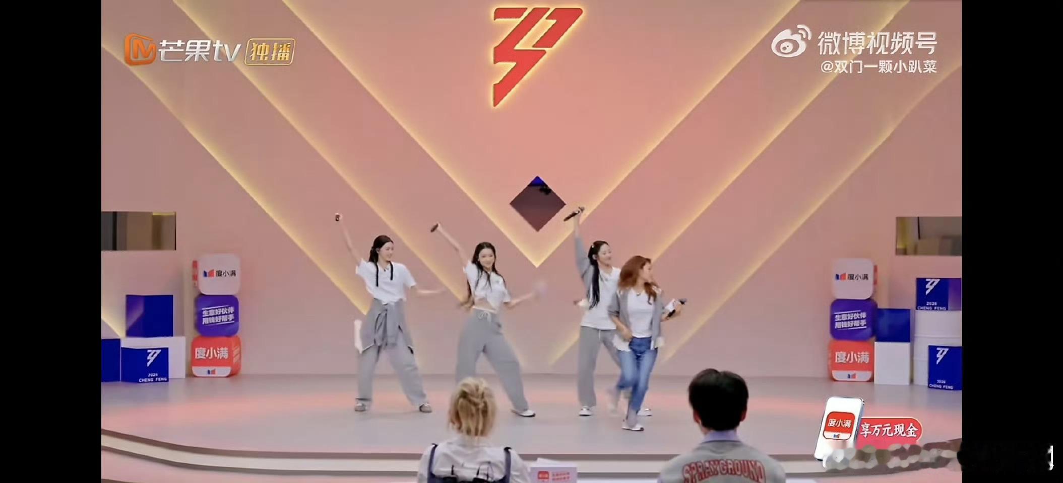 谁敢听达拉崩吧小考乌兰图雅嗓音很有感染力，舞台表现力也很亮眼。敢大胆尝试新曲风，