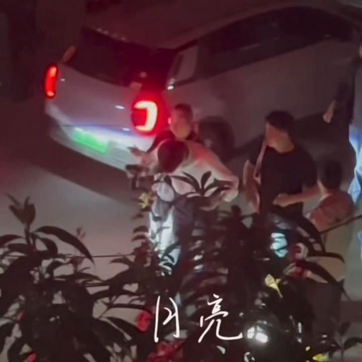 大家不要走路喝水不然就会像此孩一样呛到🌚 