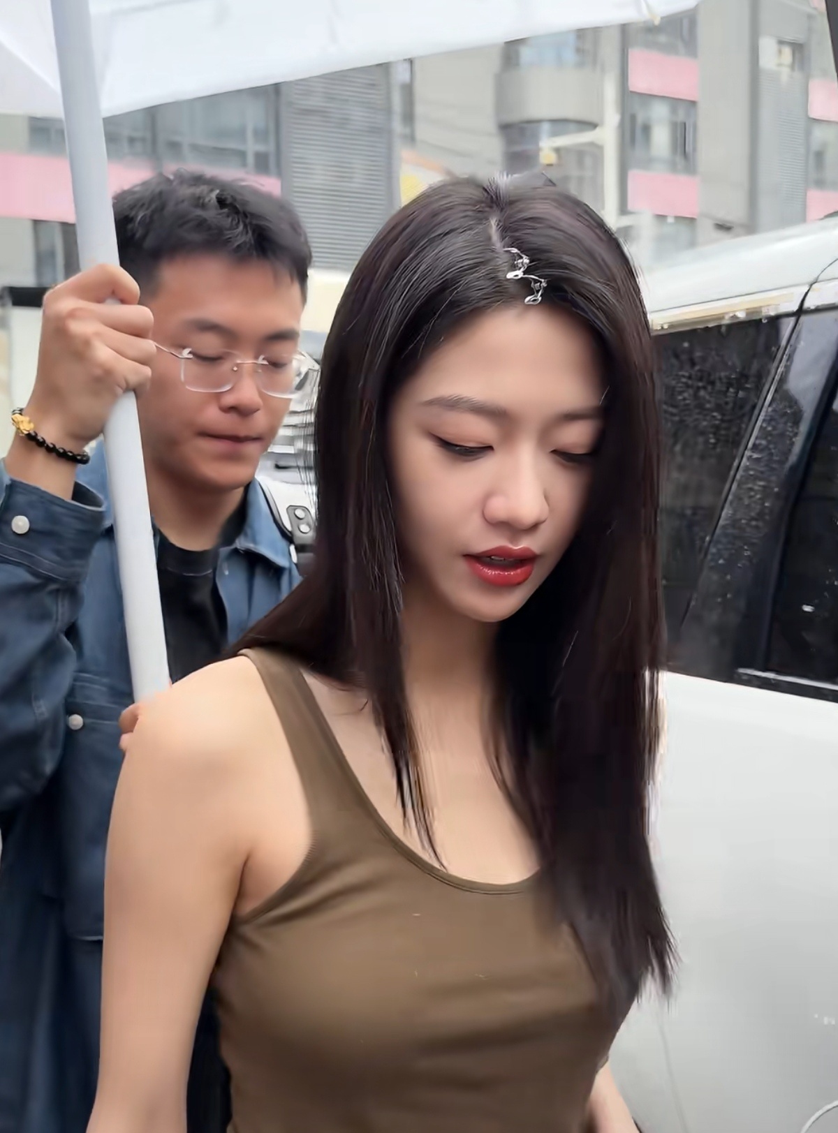 向涵之只适合远景侧脸镜头，完全扛不住大头特写。 