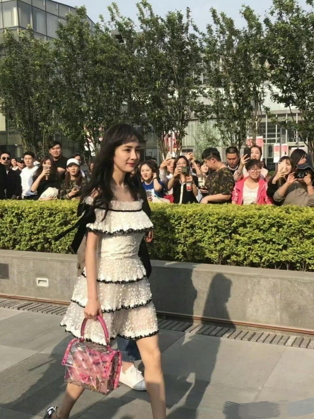 杨幂华伦天奴这套真的是人间芭比啊特别适合她 ​​​