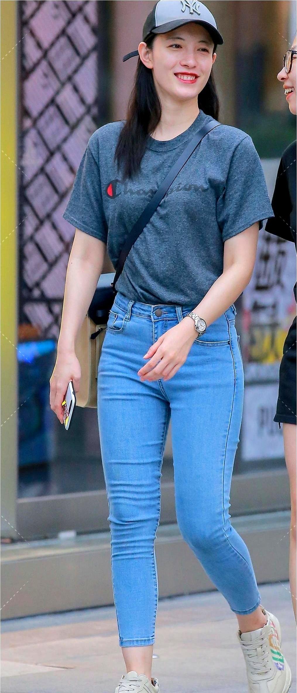 一个人身上什么气质最迷人呢?
街上小姐姐