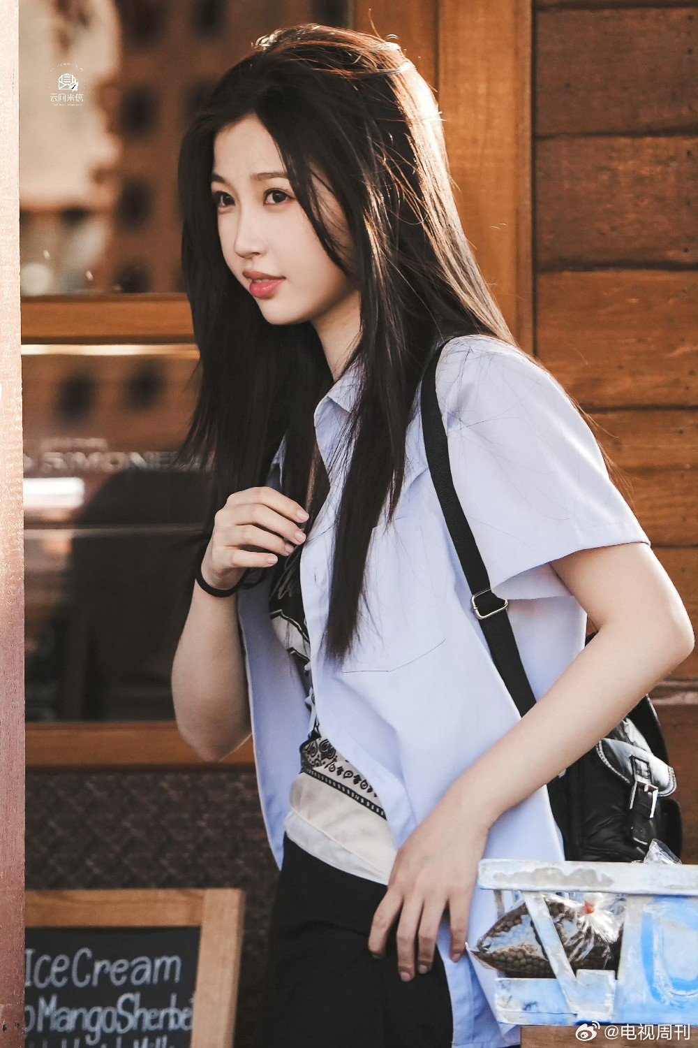 虞书欣[超话]虞书欣泰国校服造型虞书欣穿泰国校服 虞书欣ins更新，花树下的虞书