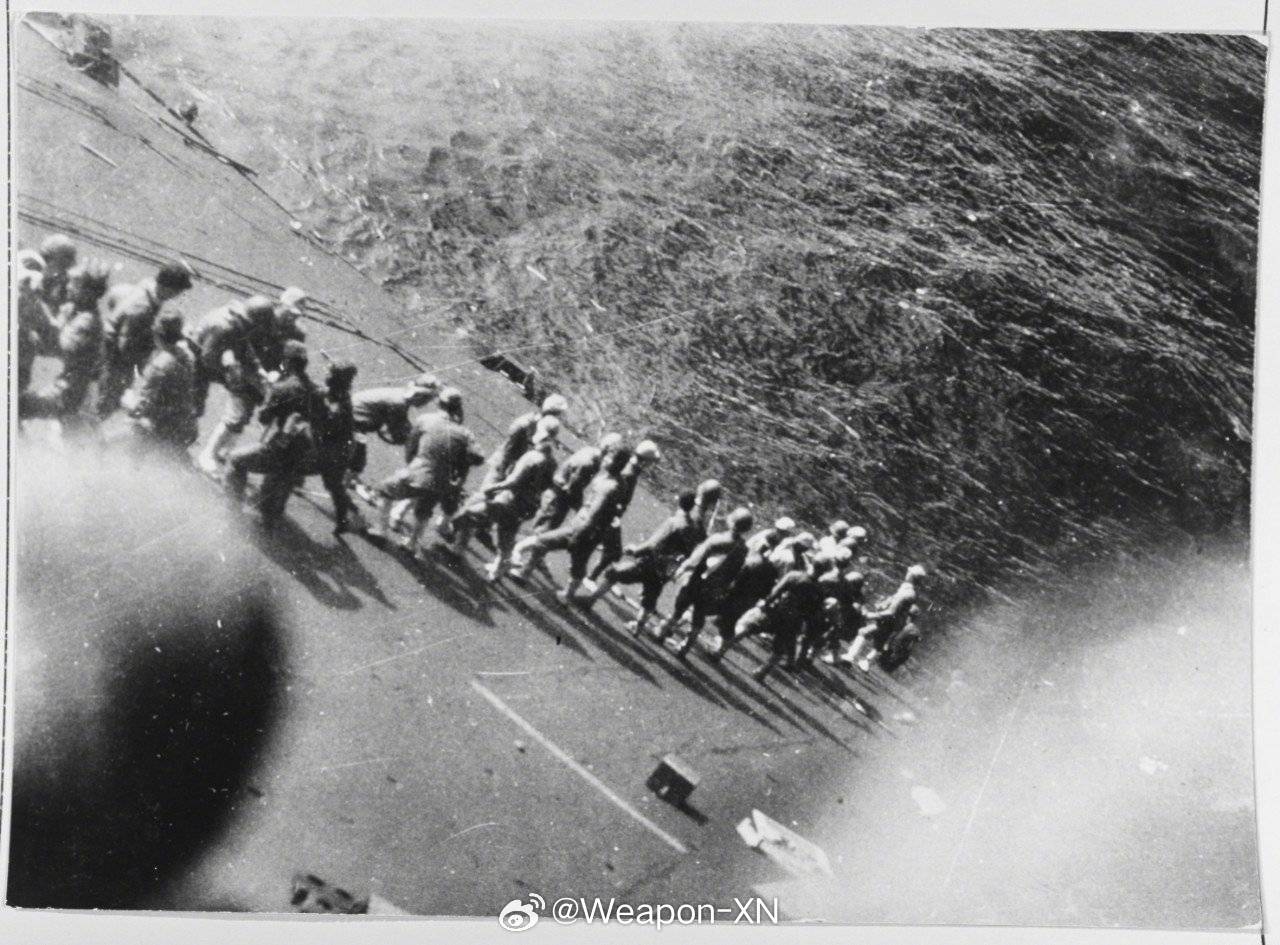 #照片中的历史[超话]# 1944 年 10 月 25 日13时27分，日本海军