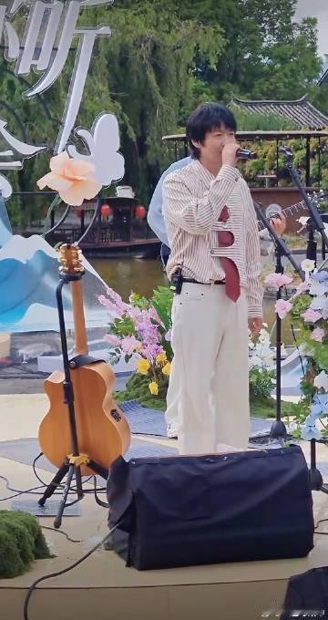 鹿先森把春风十里唱进春天里 让人感受到春天的生命力与活力，这不仅仅是一首歌，更是