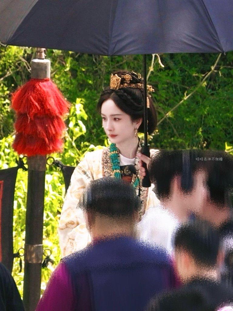 杨幂没有密逃录制计划期待杨幂在拍作品《江山大同》，演员杨幂矜矜业业拍戏ing 