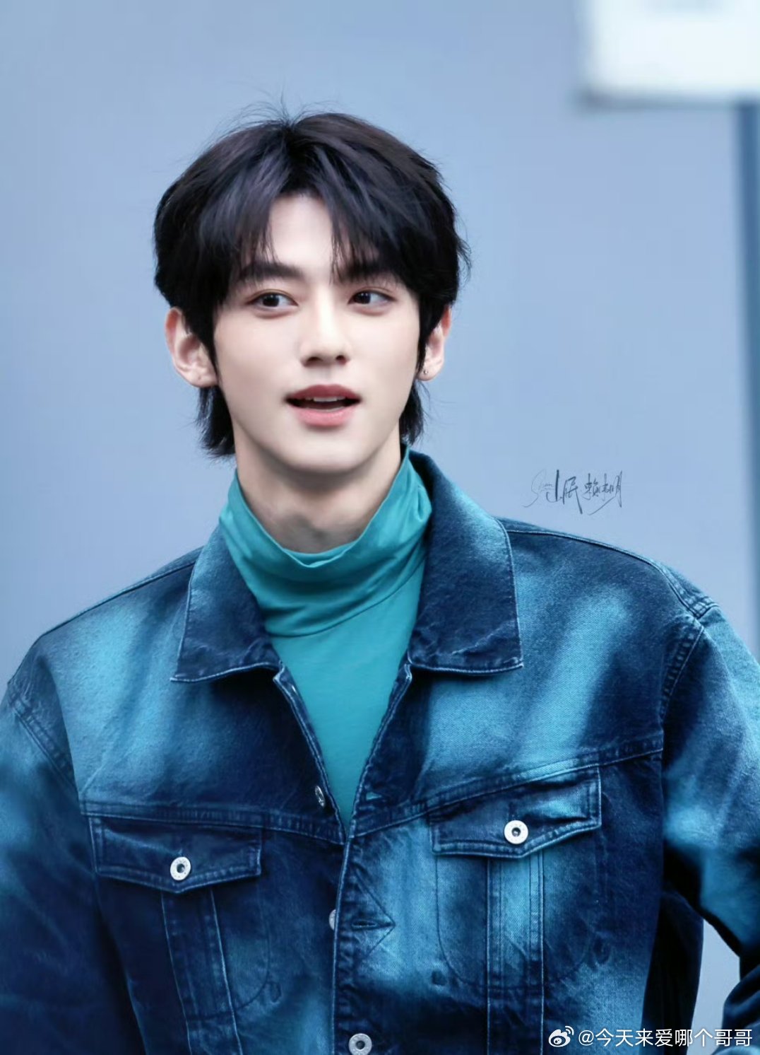 同时刷到赖伟明新剧截图和线下活动路透，他咋能剧里剧外差这么多 