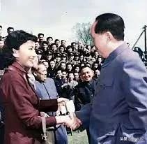 王语嫣原型，金庸追了一辈子也追不到的美女，被她嫌弃格局太低。

水莲低羞，
仲夏