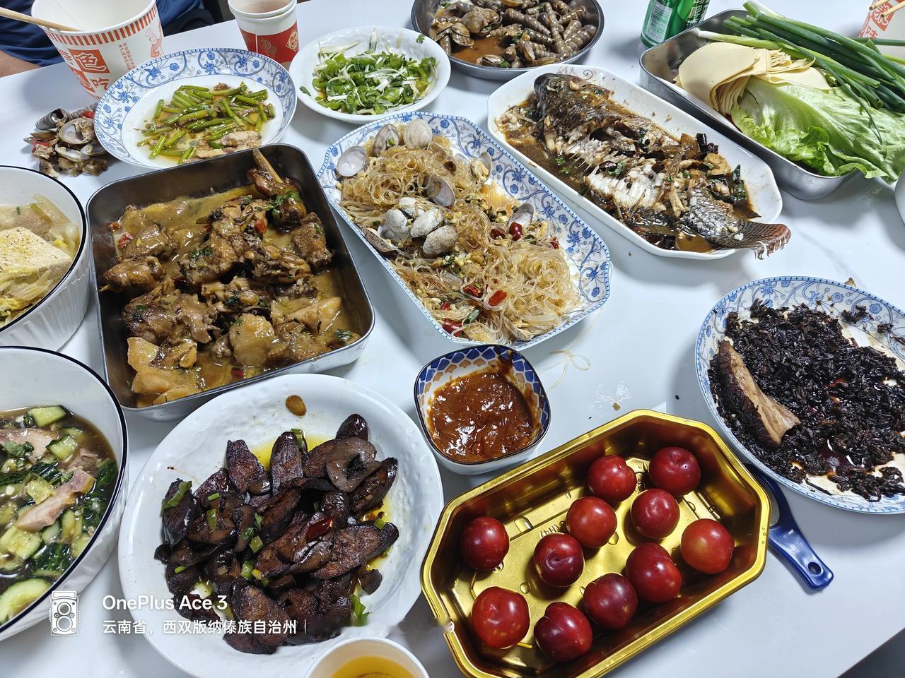 这些菜色香味美，大伙吃到快结束了，小敏惊呼，哎呀妈呀，拉了一道大菜，微波炉里还有