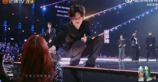 容祖儿递麦给李昊这一段  当容祖儿把麦递给李昊，惊喜就此诞生。他的男声在合唱中脱