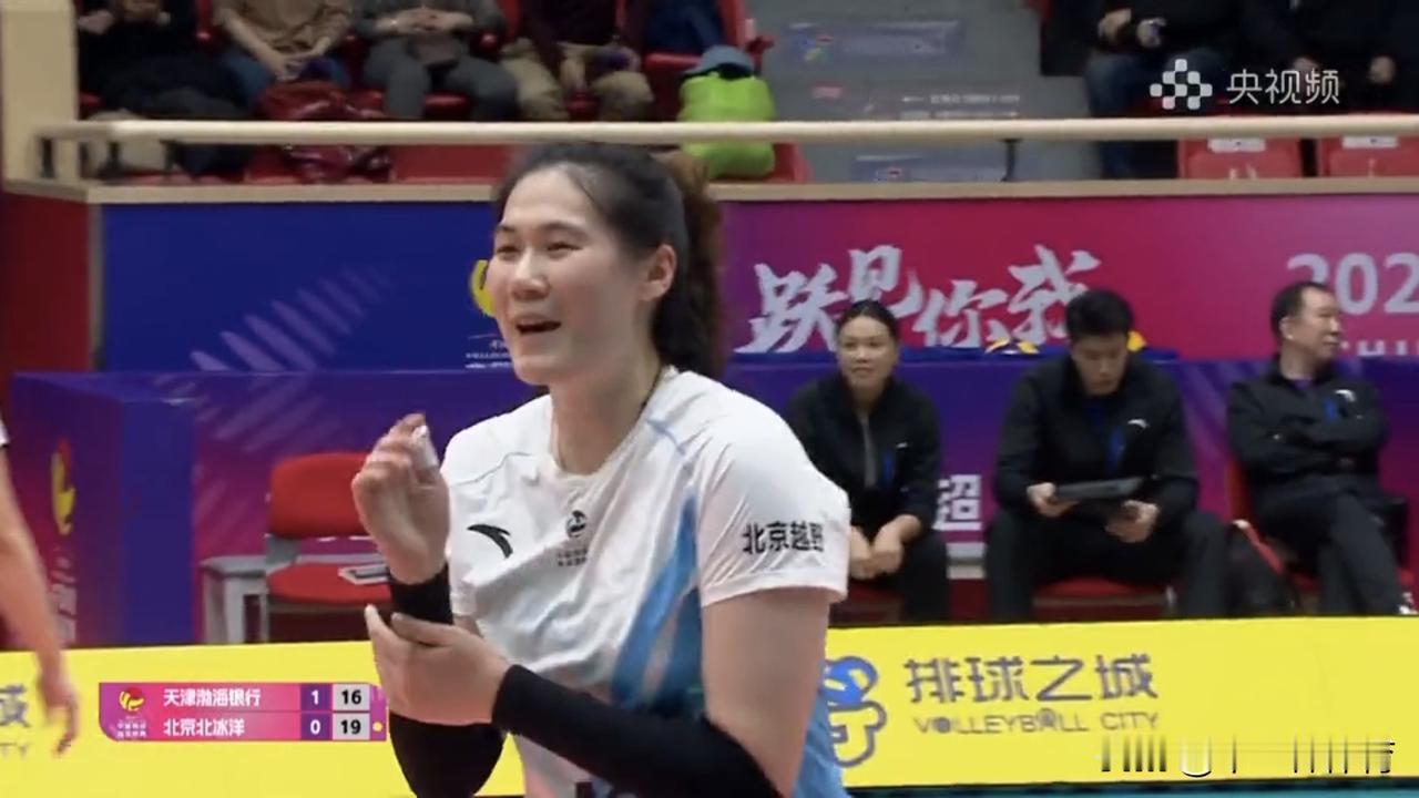 女排超级联赛季后赛最新战报：天津女排2-3不敌北京女排，北京队董禹含复出，势不可
