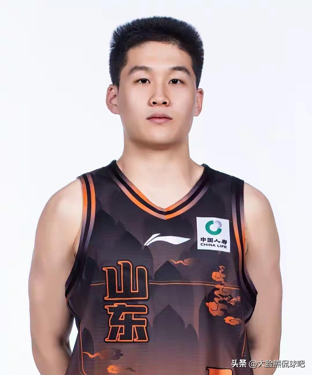 王证今年山东最大的收获！
连续两场得分上双，王证投篮越来越自信了，面对上海拿到1