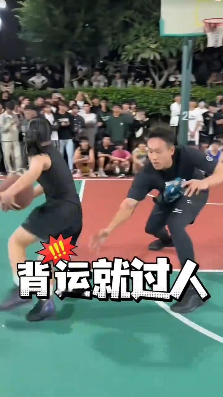 人群中冒出一个女孩，没想到是篮球大神。
女欧文？肖运。
太牛了，过人太丝滑了，匪