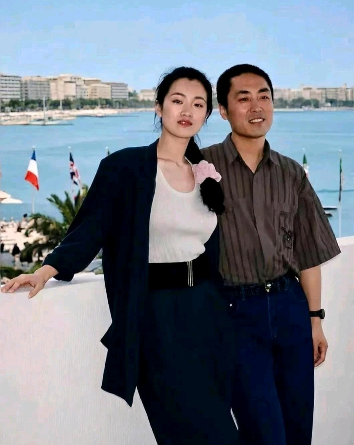 1990年，张艺谋与巩俐在法国戛纳的合影。当时张艺谋40岁，巩俐25岁。年轻时候
