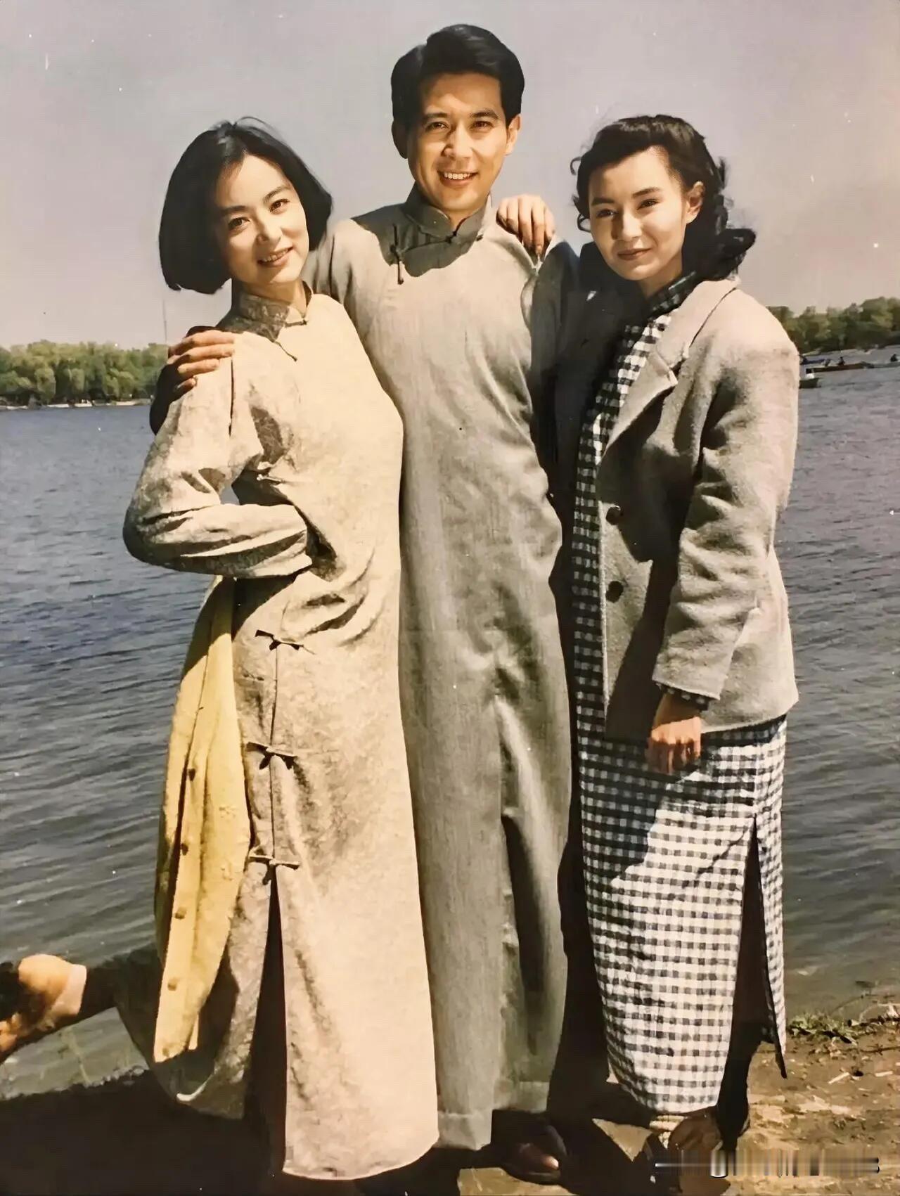这是90年代三位明星在海边的一张合影，估计是他们在拍戏间歇时一起玩，女的是大美女