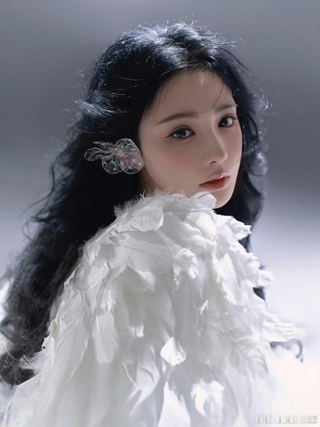 彭小苒白发蓝色美瞳 彭小苒的白发配蓝色美瞳太绝了！一头白发衬得她气质独特，蓝色美