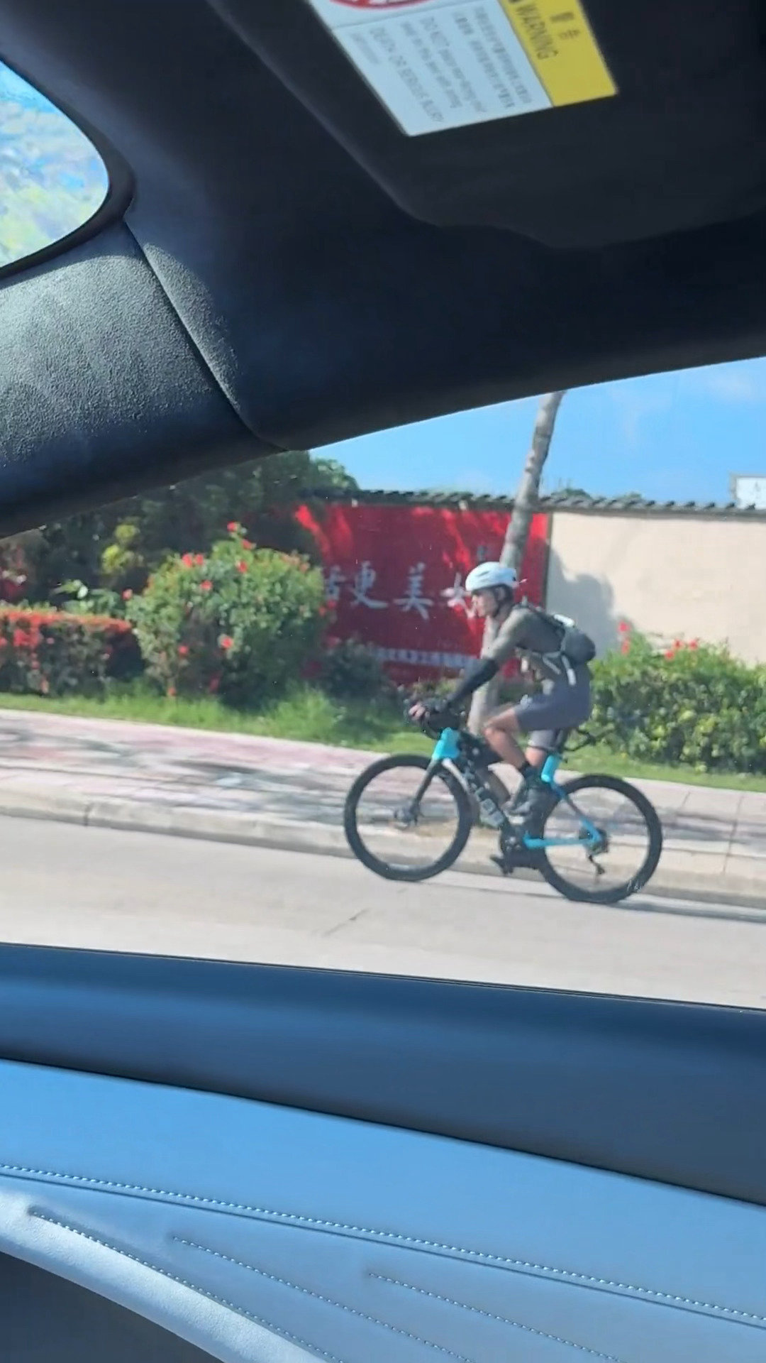 吴磊高温骑行被晒分层了吴磊在30多度的海南骑行 有网友在海南万宁偶遇吴磊骑行，他