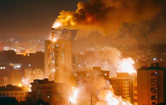 信号极度危险！面对6小时的狂轰滥炸，整个北约指挥部竟然死一般的寂静。很多人以为，