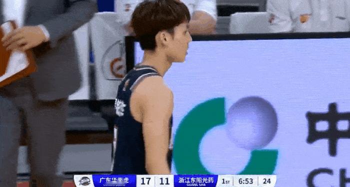 徐杰防守孙铭徽上下其手，首节就领到3次犯规，第4次被记在队友杜润旺身上，躲过一劫