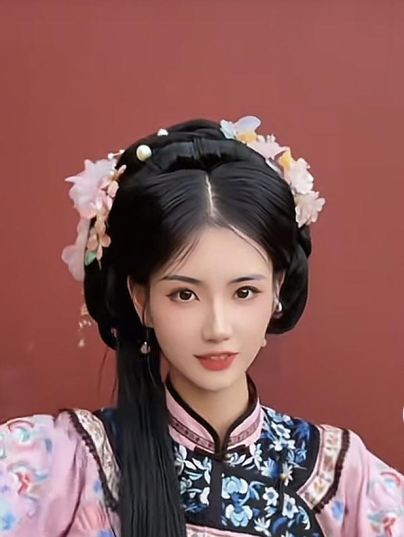 夏思凝的脸很身材，乍一看那就是演员明星，根本不像一个运动员，尤其不像一个田径运动