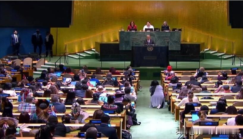 美国和伊朗在德黑兰核计划问题上发生冲突。
联合国开始审议原子能条约，美国和伊朗在