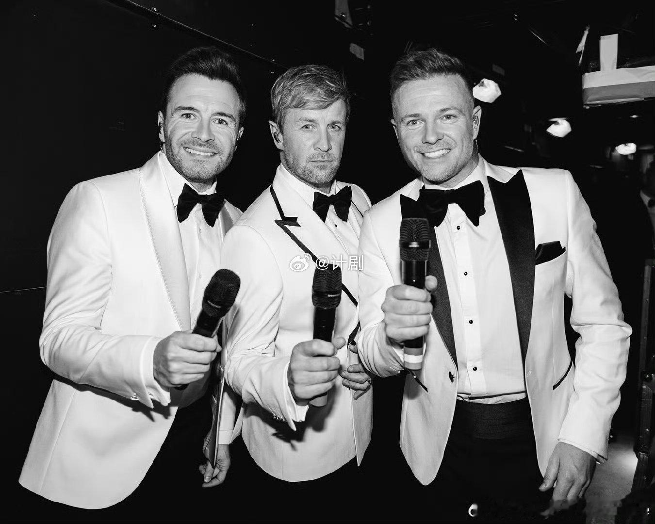 反正西城男孩演唱会很曼妙 在台上又唱又跳气息还那么稳，听不到一点喘息声，这业务能