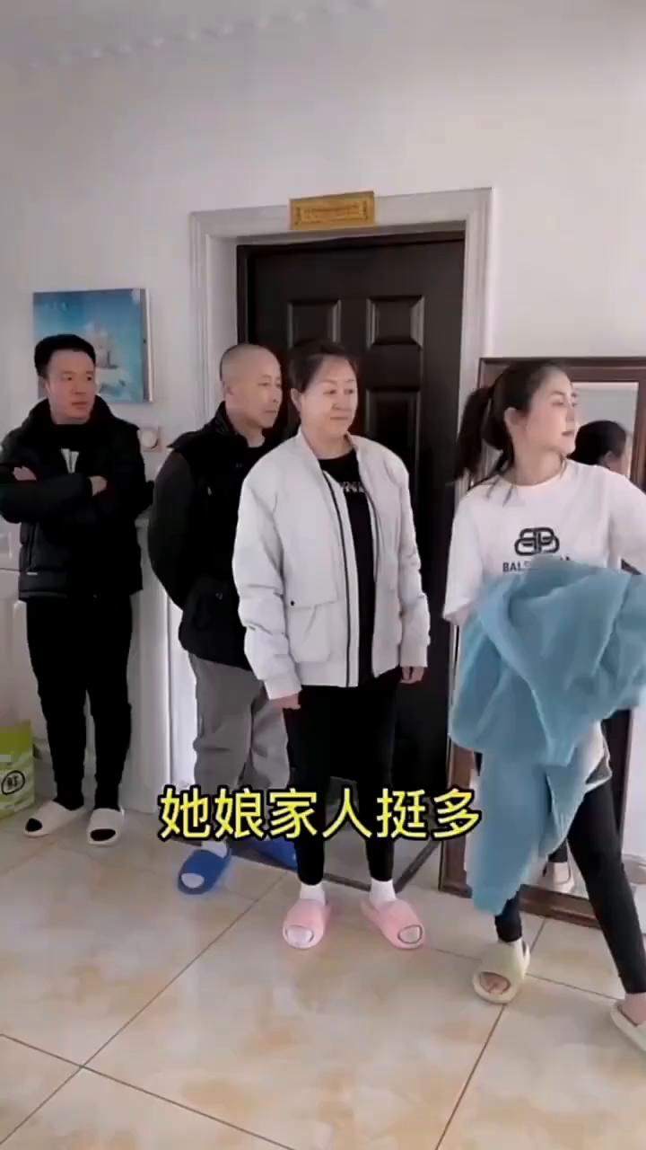 花了八万多娶回个老婆。
不做饭、不洗锅，吃的还挺多。带着项链、金手镯，化妆能化半
