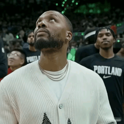 来，跟杨老师学成语：袖手旁观。意思是事不关己，冷漠地看着。全场都在鼓掌，连他的翻