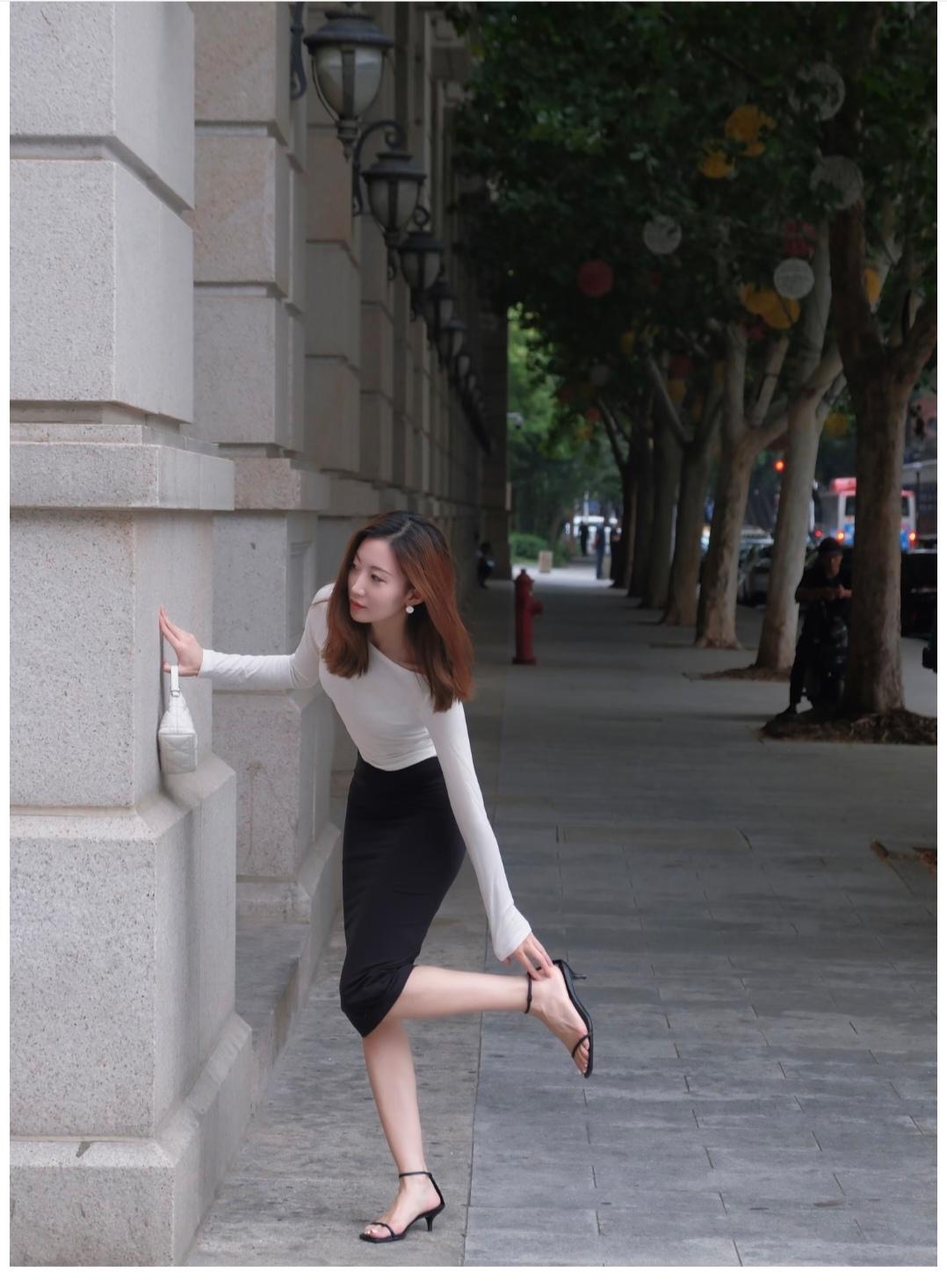 这样的凉鞋就是不跟脚，走几步就得停下来提一提鞋子。
