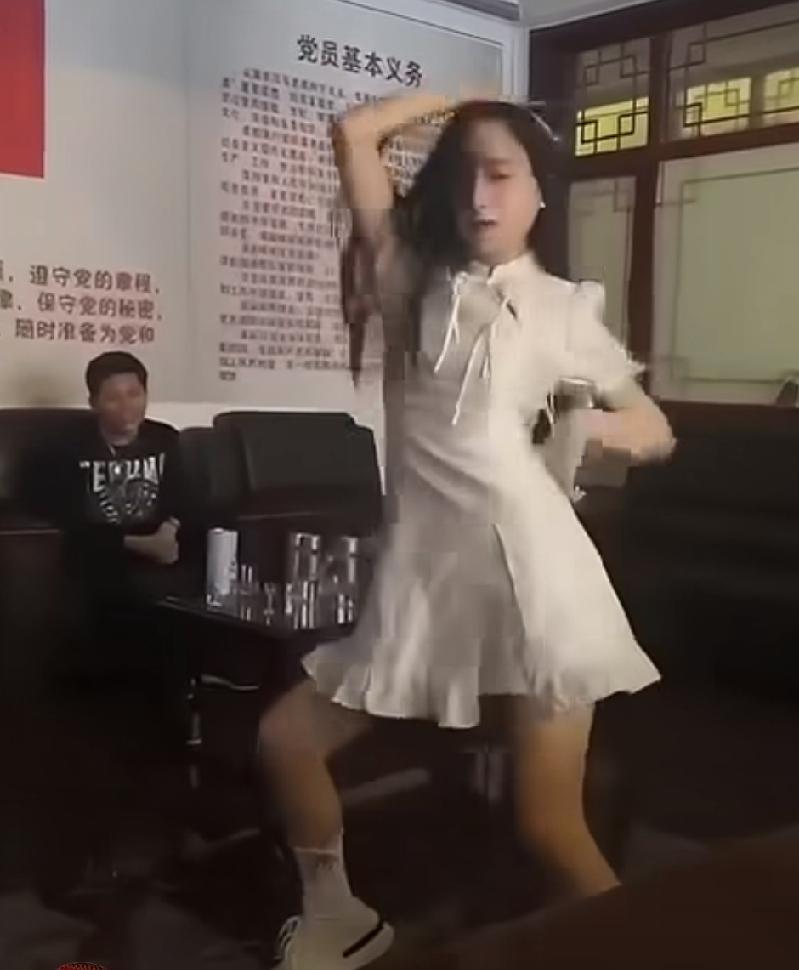 办公室岂能成"娱乐场"？

    近日一段室内跳舞的视频在网上引发大家热议，办