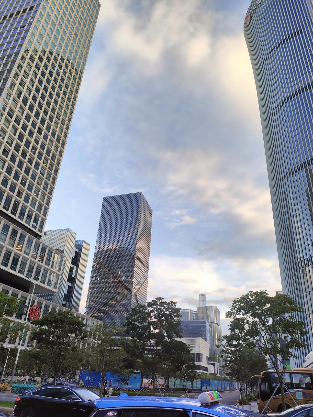【深圳到处都是香港人】

带孩子去深圳玩了几天，原来真的很多香港人，是不是香港人