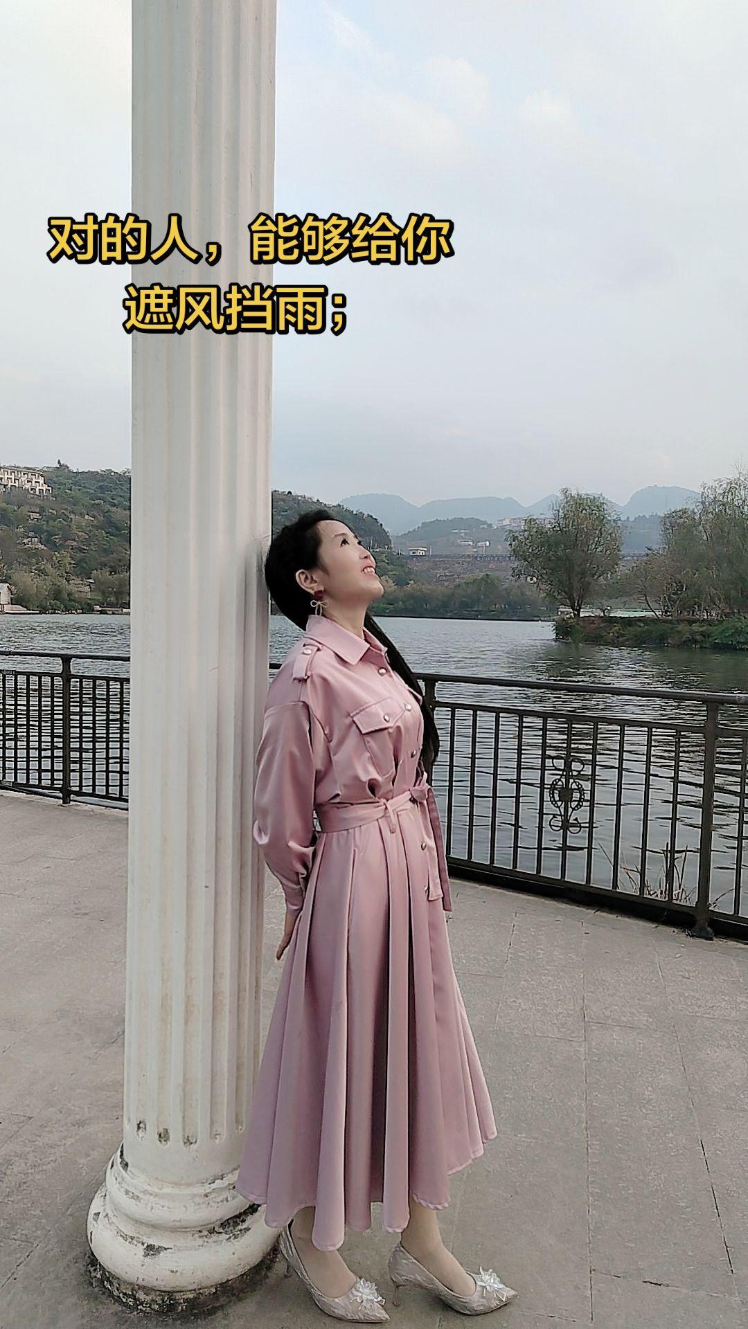 对的人，能够给你遮风挡雨；
错的人，本身就是你的风霜；
错的路，让你把伤痕当勋章