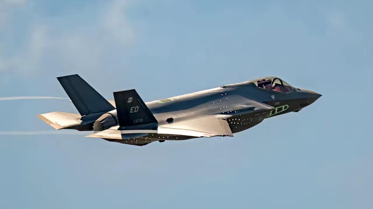 第二架了，24小时之内的第二架了。
​是美军F-35A自身的问题，还是后勤保养的