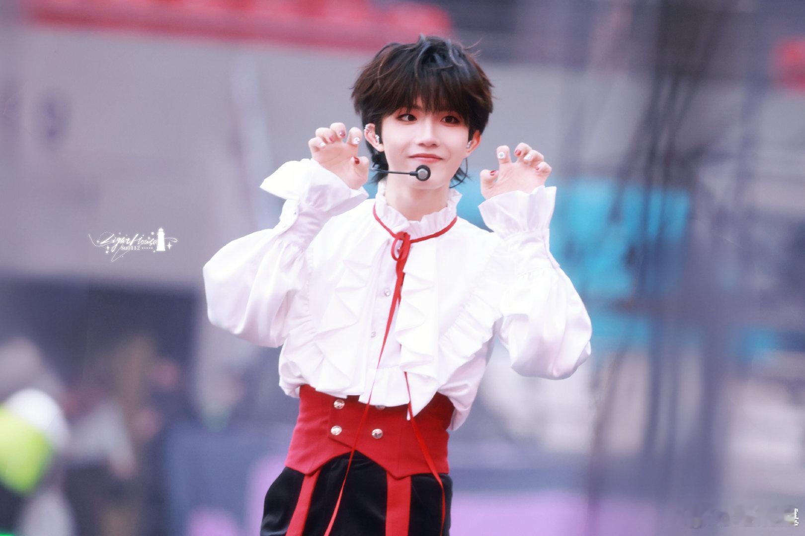 苏新皓今天做了红色美甲 红甲暴击！热烈红调衬得指尖超吸睛，甜酷感直接拉满，舞台氛