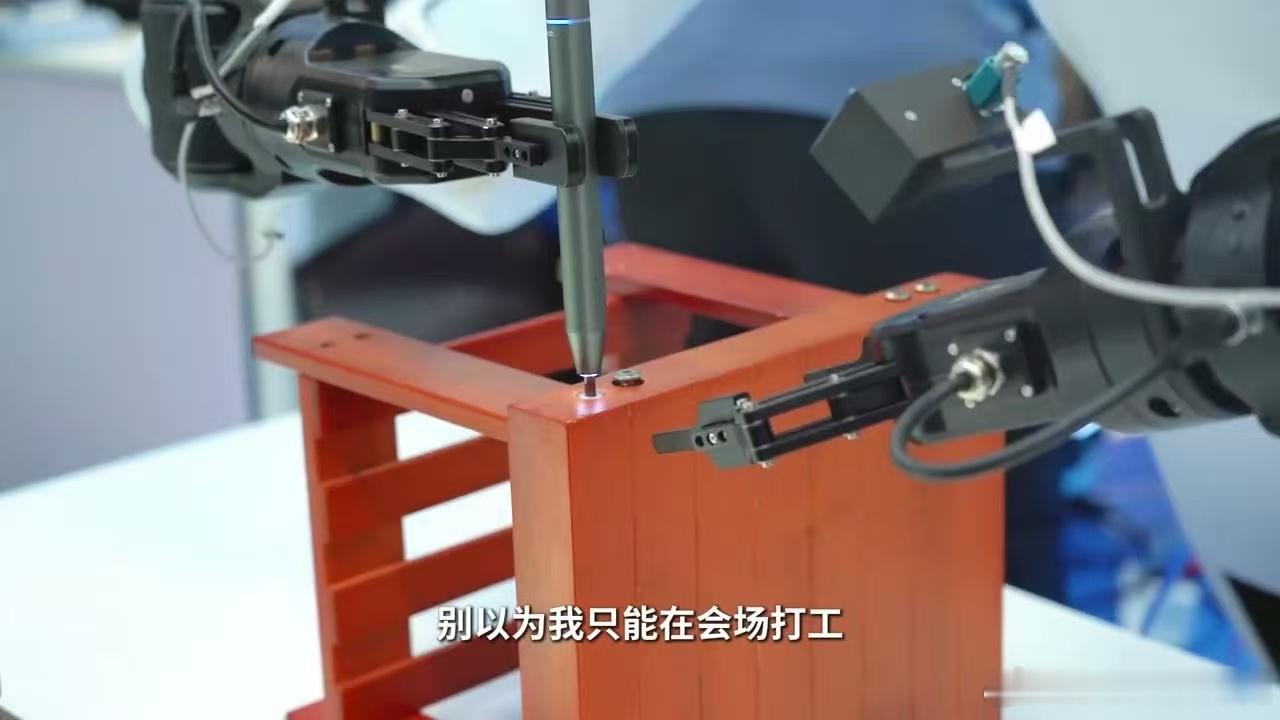 机器人赛道开始卷大脑了一手打磨精密机械躯体，一手研发智能认知大脑，循序渐进补齐全
