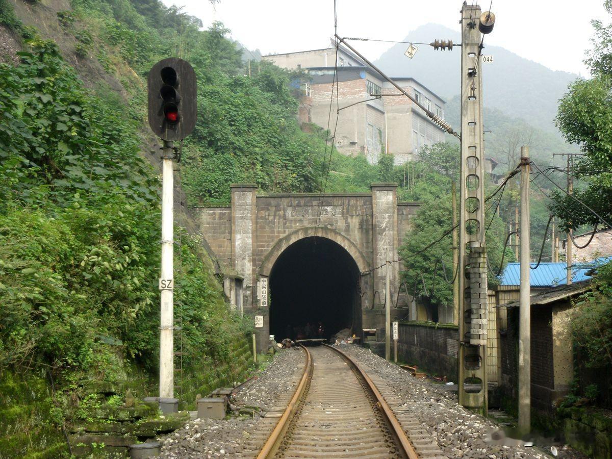 2014年10月，襄渝铁路中梁山隧道与隧道外边的第四线路所，当时这段因为中梁山隧