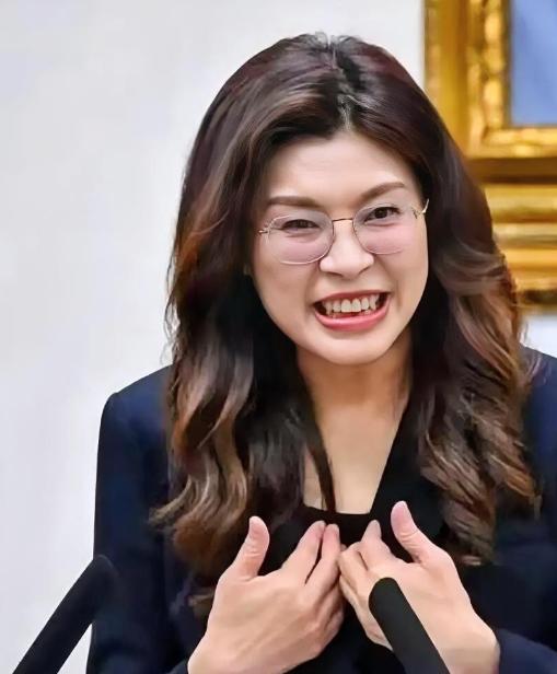 郑丽文到底什么来头？新当选的国民党主席郑丽文，一查背景不得了！蓝二代出身，血管里