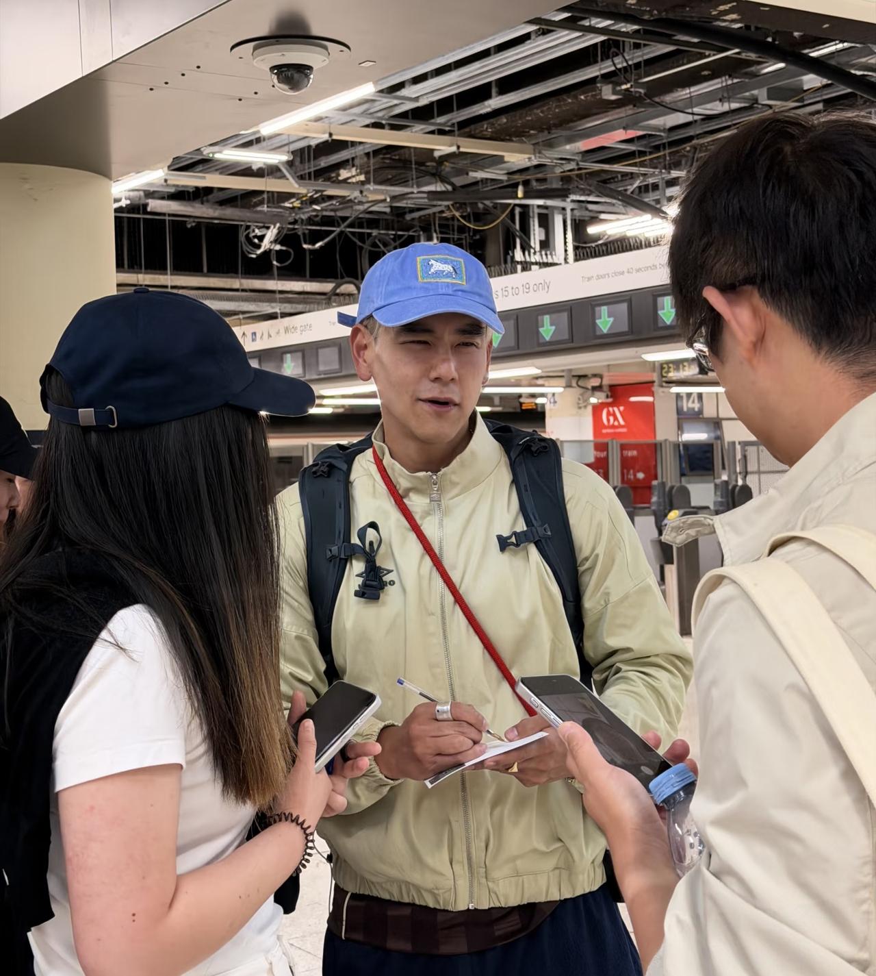 44岁彭于晏在英国伦敦坐地铁被偶遇，他当天的穿搭好时尚，背着双肩包，身材又高又瘦