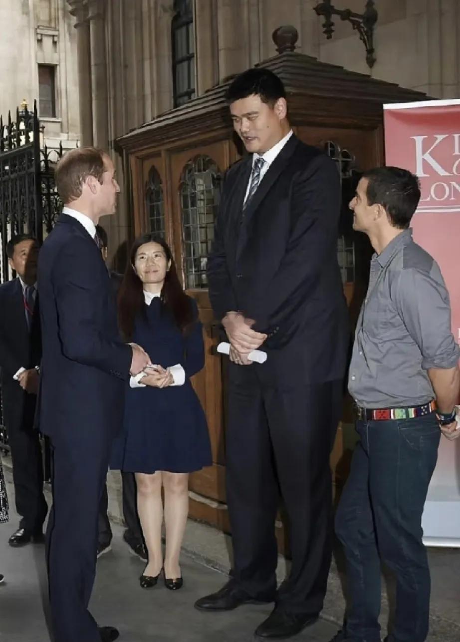 身高1.91米的威廉王子已经够高了 ，威廉王子身后的保镖比威廉王子的个子还要高；